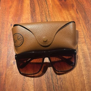 Rayban liknande solglasögon  - Säljer ett par Rayban liknande solglasögon | färg brun | rayban fodralet ingår inte | kommer packade i både en liten låda med glasögonfodral | bara att skriva för eventuella frågor | 😃