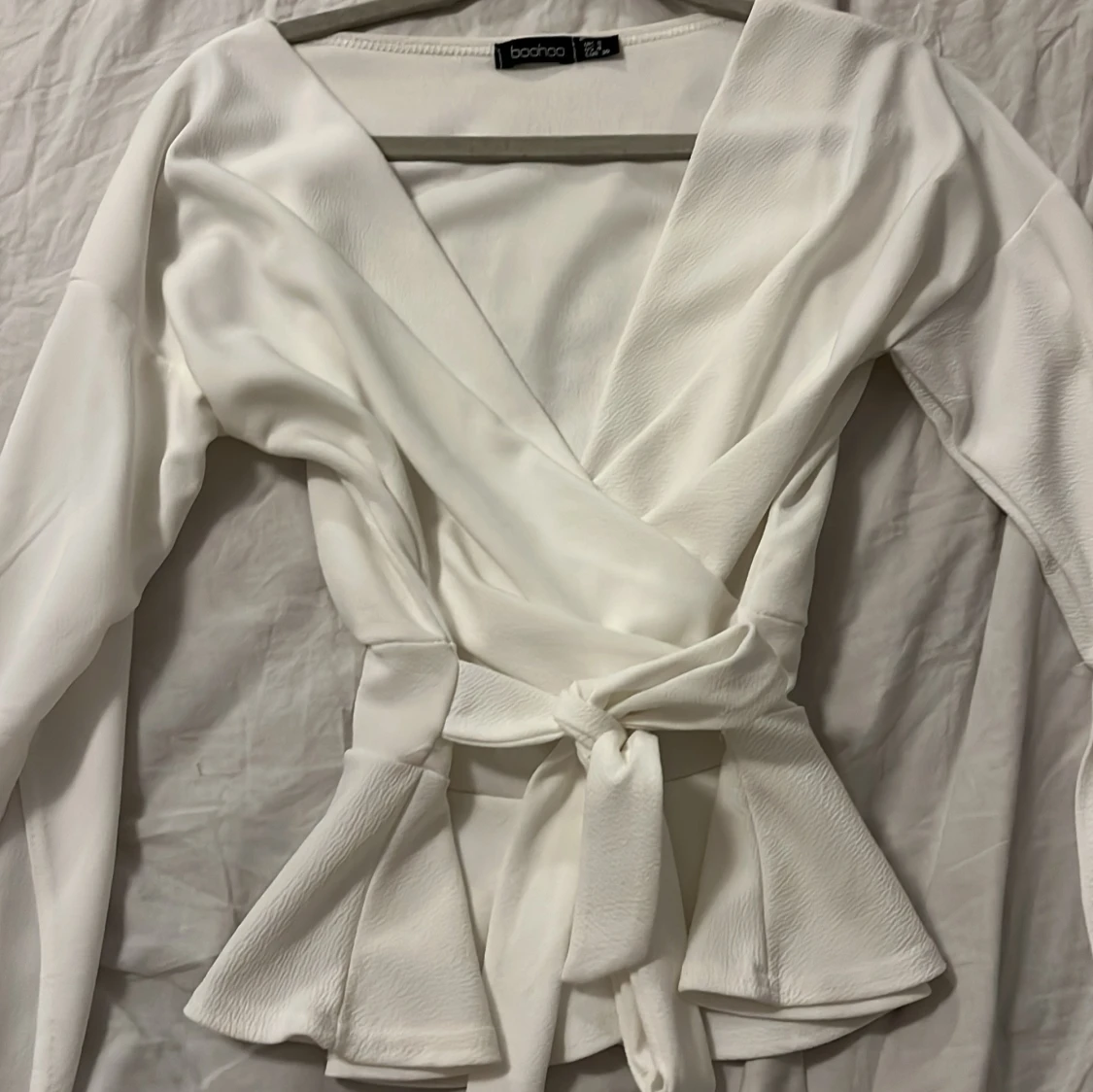 Vit omlottopp med knyt från Boohoo