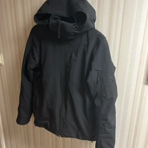 Peak performance jacka  - En väldigt fin och varm peak jacka som är perfekt till det kalla vintervädret, skulle säga att skicket är runt 9/10 därmed priset. Storlek S men passar mig som är 186