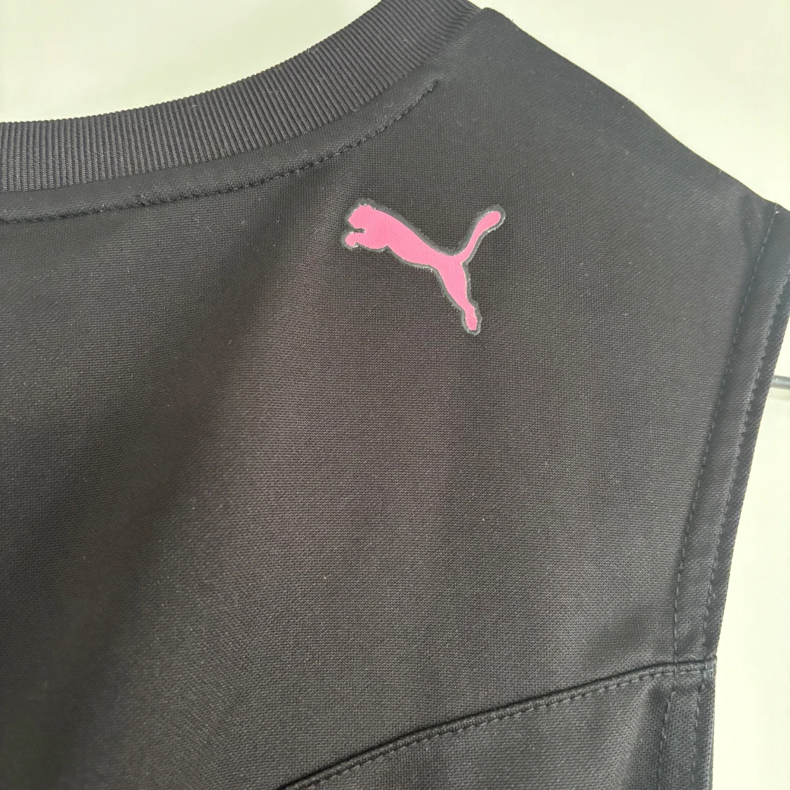 Svart ärmlös träningstopp från Puma - 4