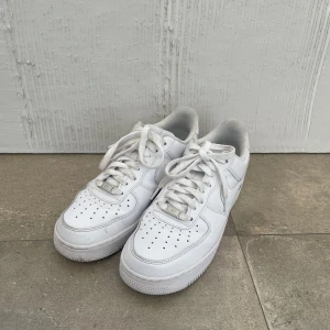 Nike AirForce 1’s - AirForce 1’s i nyskick! Använda max 5 gånger. Skorna är i storlek 43. Hör av dig vid frågor och funderingar! Pris kan diskuteras vid snabb äffär.