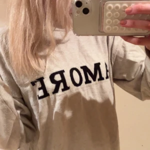 Tröja - Beige tröja ifrån Gina tricot. Så så fin i storlek 170 ifrån barn, jag som 15 åring har använt den. Kontakta för frågor 💓