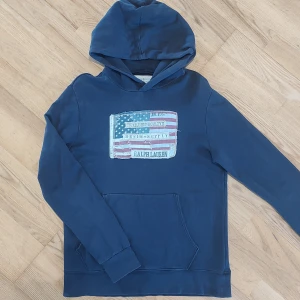 Blå hoodie från Ralph Lauren Denim & Supply - Säljer denna eftertraktade hoodien från Ralph Laurens Denim&supply. Herr stl M, true to size. Riktigt fint skick, inga skavanker, färgen möjligen lätt tvättblekt men inget påtagligt. 