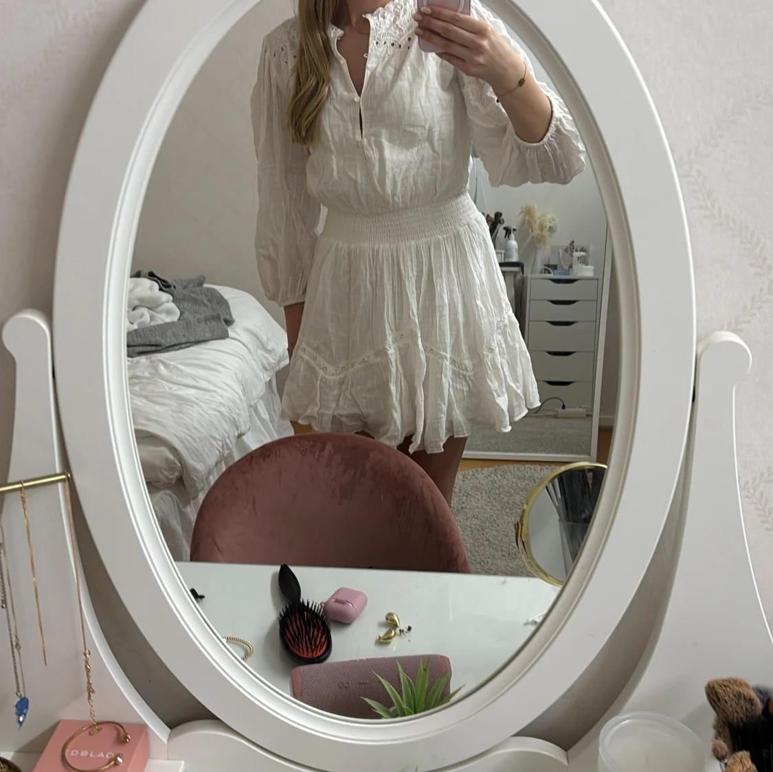 Vit klänning med spetsdetaljer