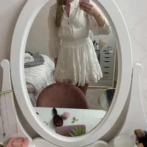 Vit klänning med spetsdetaljer - En super fin vit sommar klänning med spetsdetaljer från Zara. Storlek m på lappen men den är väldigt liten i storleken å jag skulle säga att den passar en xs. 💕Endast använd 1 gång