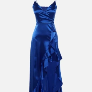 Blå balklänning volang Trendyol - Säljer en snygg blå balklänning i satin med volang från Trendyol.  Klänningen har omlottliv, smala axelband och volangdetaljer längs kjolen. Perfekt för bal eller festliga tillfällen. Färgen är klarblå och materialet känns lyxigt. Helt oanvänd och kvar i orginalförpackningen med prislapp. 