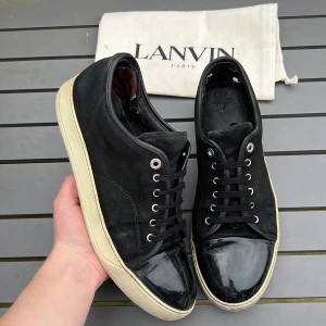 Lanvin - Säljer dessa snygga lanvins i uk10 vilket motsvarar 44-45! Skick 6/10. Defekter? Slitna inersulor samt insidan av hälarna. Lite sliten mocha. Färg: svart. Vad ingår? Dustbag! Hör av dig vid minsta fundering! Fraktar inom 24H 🚚 
