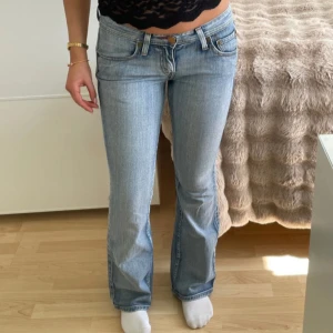 Ljusblå bootcut jeans - Superfina jeans från Levi’s!! Midjemått tvärsöver: 38cm Innerbenslängd: 77cm Jag är 161cm för referens💓