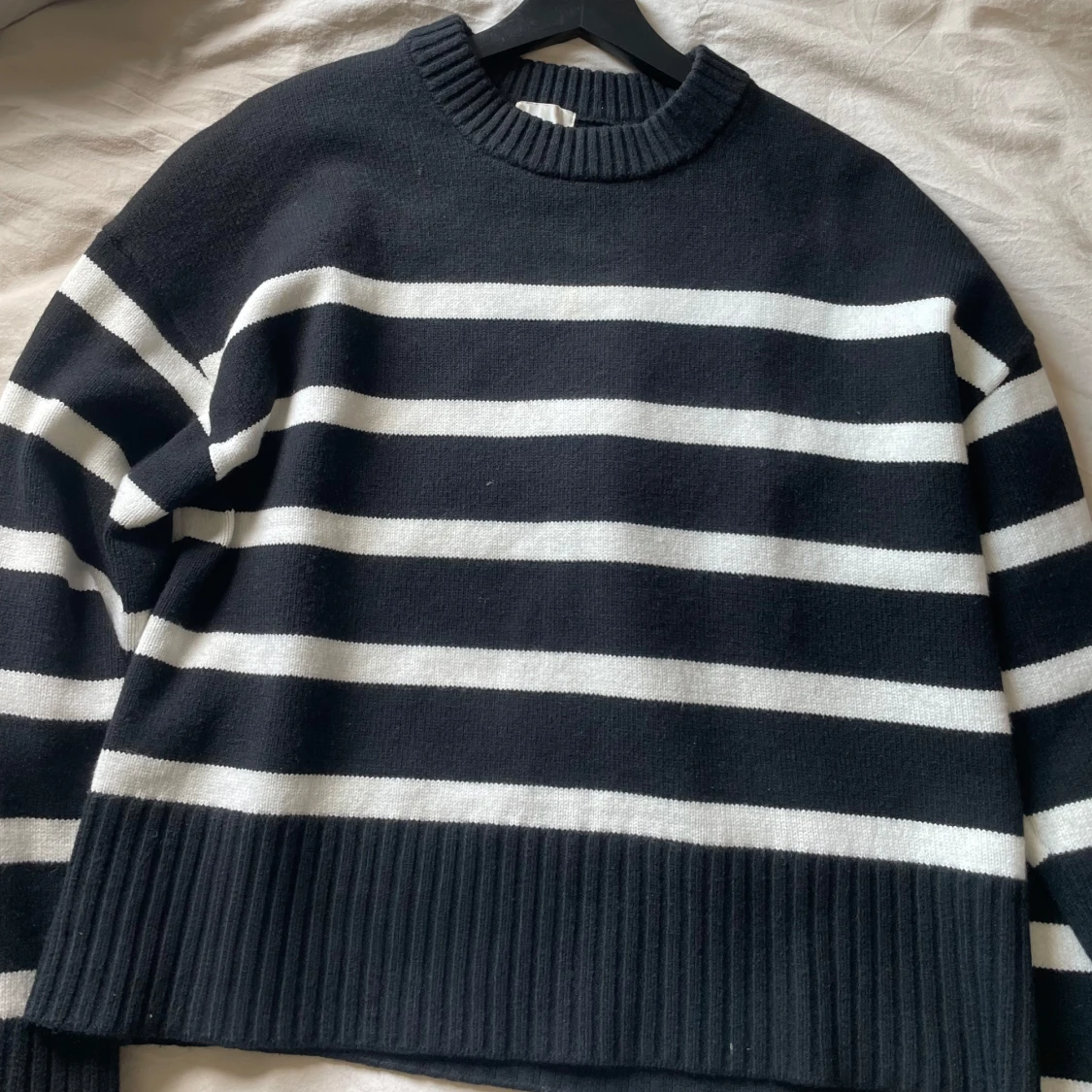 Svart vit randig stickad tröja 