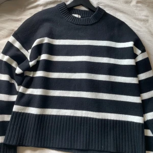 Svart vit randig stickad tröja  - Stickad randig tröja 