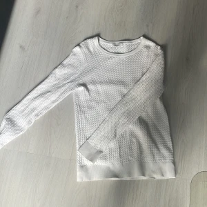 J.lindeberg tröja - Vit somrig j.lindeberg tröja i storlek medium