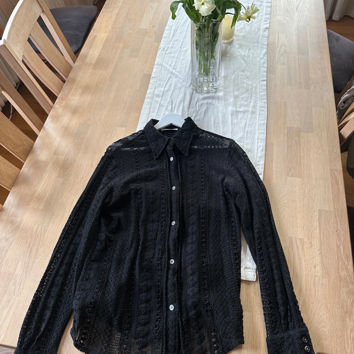 Svart spetsmönstrad skjorta från Our Legacy - 1