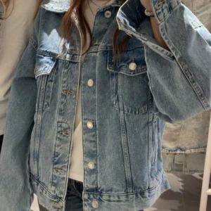 Blå jeansjacka  - Klassisk blå jeansjacka med knappar framtill och bröstfickor. Jackan har en normal passform och långa ärmar. Perfekt nu till våren. Den köpts idag men jag hade redan en hemma men så tog jag inte kvitto så nu kan jag inte lämna tillbaka den så jag säljer den i ny pris lappen finns kvar. Den är också slut såld
