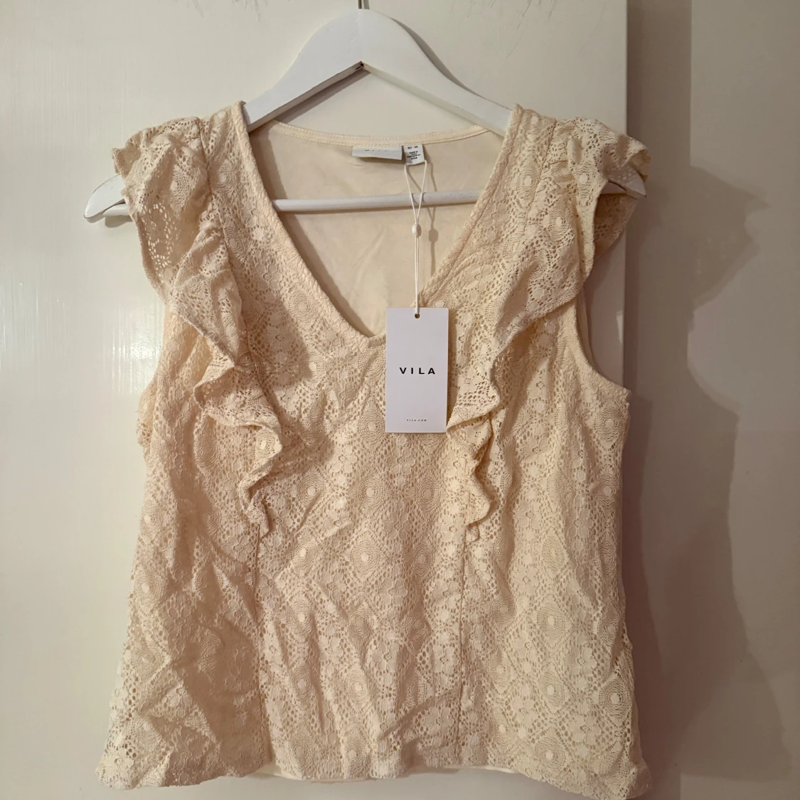 Beige blus med volang från Vila