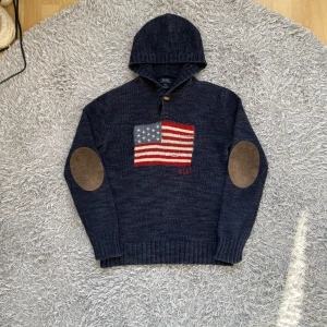 Ralph Lauren USA Hoodie  - Säljer denna eftertraktade Ralph Lauren hoodien! | Mycket fint skick finns något litet tecken på användning men utan defekter! | Storlek L 14/16 men den är ganska stor i storleken så den passar en S i vanliga fall, är 178cm på bilden! | Ställ gärna frågor innan du köper!