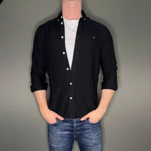 Morris skjorta - Hej säljer nu min fina Morris skjorta i storlek S. Den är i nyskick och kommer vara otroligt snygg nu i vår och framåt sommaren. Nypris cirka 1600kr! Vi kommer att sälja liknande produkter nu i vår och närmare sommar så glöm inte följa profilen!🌊🍾