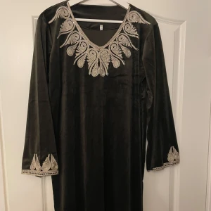 Dishdashe klänning - Tjock mjuk sammet material, köpt i mellanöstern . Står XL men passar M-L bäst