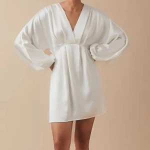 Studentklänning  - Vit kort satin studentklänning från Gina tricot i storlek xs 