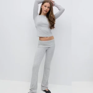 Yoga pants grå  - Säljer dessa yoga pants då dem inte kommer till användning, använt 1-3gnr. Dom har inga defekter och sitter perfekt💕