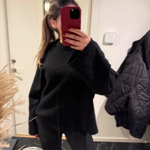 Svart stickad tröja - Säljer en svart stickad tröja med lång ärm från Gina! 🫶🏻🫶🏻