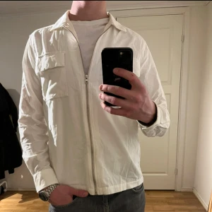Vit Overshirt med dragkedja - These Glory Days - Säljer denna sjukt snygga Overshirten från These Glory Days⭐️ Färgen är vit och storleken är L✅Jackan har inga defekter och skicket är utomordentligt🙌🤝 Sjukt najs passform och passar perfekt som vår och sommarjacka☀️🙌 Tveka inte på att höra av er dig vid minsta fråga eller fundering😊