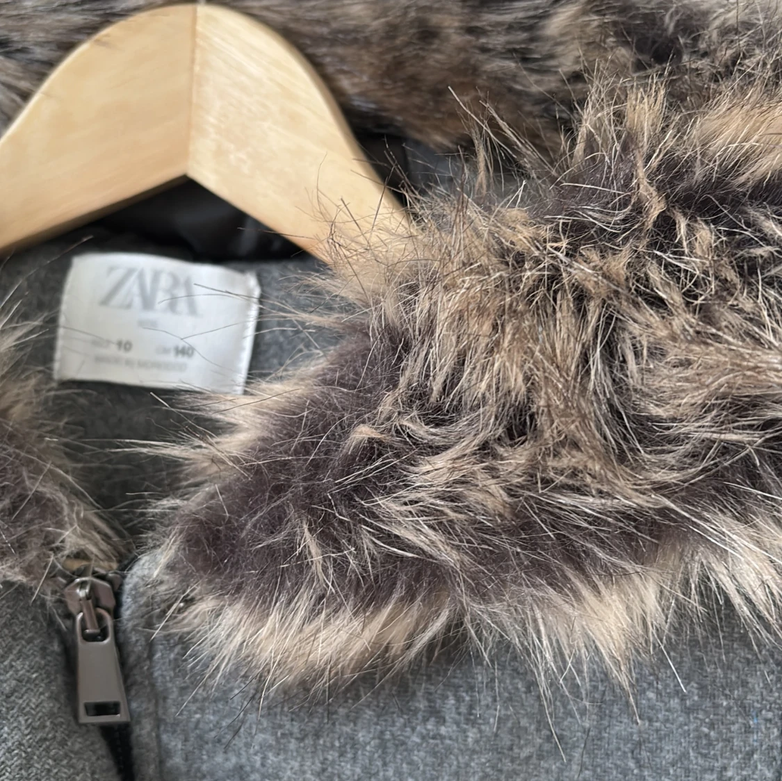 Grå kappa med pälsdetalj från Zara - 2