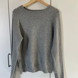 Grå stickad tröja - En enkel och stilren grå stickad tröja med rund halsringning och långa ärmar. Passar till det mesta i garderoben. Ribbstickade muddar vid ärmslut och nederkant. Pris går att diskutera🥰