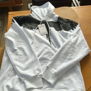 Marcelo burlon hoodie - Hej, säljer min marcelo burlon hoodie då den var alldeles för stor, Stl M fast den är baggy och kan passa upp till L, hör av er för mått 📏!!!!,  pris går att diskutera hör av er 🤩