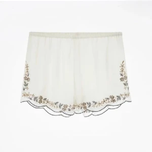 Vita broderade shorts zara - Jättesöta shorts från zara 💕💕