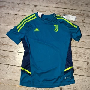 Juventus blå fotbollströja från Adidas - En snygg tränings kit från Juventus.