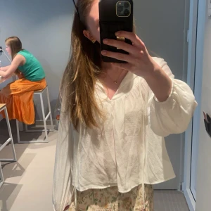 Vit blus - Snygg vit blus från MQ (dobber). Använd fåtal gånger och funkar perfekt nu till sommaren ❣️Storlek S/36