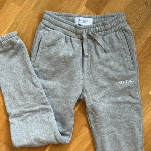Grå mjukisbyxor från Les Deux - Snygga grå mjukisbyxor från Les Deux! Knappt använda 💗Pris kan diskuteras 