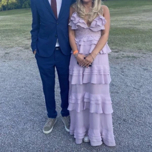 True Decandence balklänning - Intressekoll på min såå fina balklänning! Endast använd 1 gång och är uppsydd för att passa mig som är 170. Storlek 12 som motsvarar 38 men passar även 36. Hör av dig vid frågor!💕