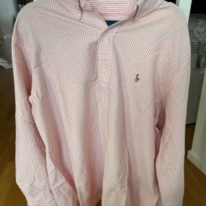 Ralph Lauren skjorta  - Säljer denna sköna råsa skjorta passar som en L den har en kaffe fläk på vänster sida men de går lätt att tvätta av