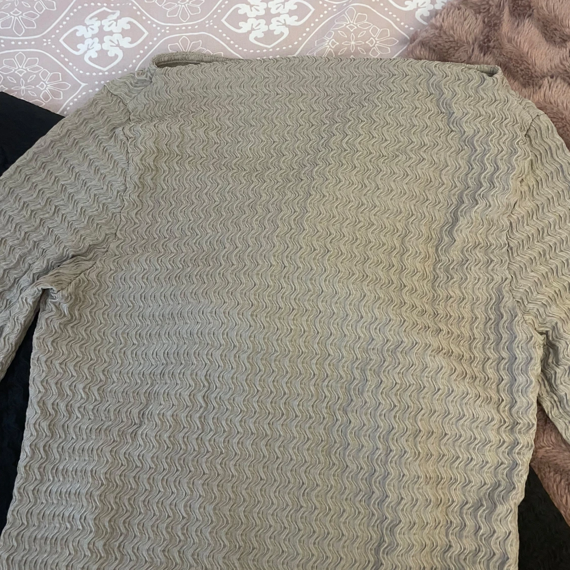 Svart och beige tröja från 157 - 3