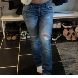 Unika Lee jeans  - Supersnygga unika jeans från Lee, lågmidjade med straight passform. I storlek W30 L32, säljer då dom är för små! 