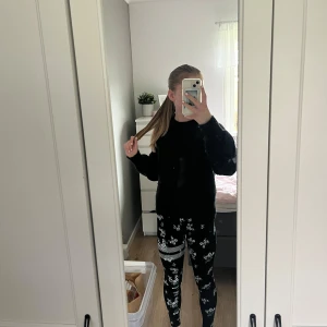 Träningsbyxor  - Fina träningsbyxor från Stronger!!💕