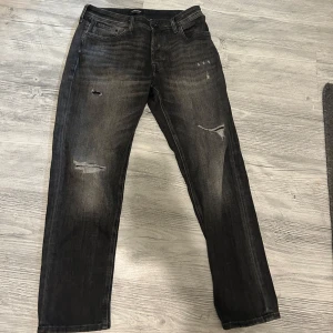 Jack and Jones  - Tja säljer dessa Jack and Jones jeans helt oanvända storlek 31/30 straight. De är bara att skriva om ni har några funderingar 😄