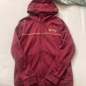 Vinröd hoodie från Hugo Boss - Är på byte också 