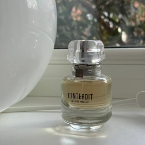 L'Interdit Eau de Toilette från Givenchy - Säljes pga att denna inte kommer till användning! Har inte kvar originalförpackningen. 35ml. 