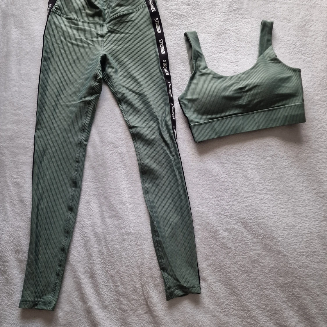 Stronger - Grön ribbad leggings och topp