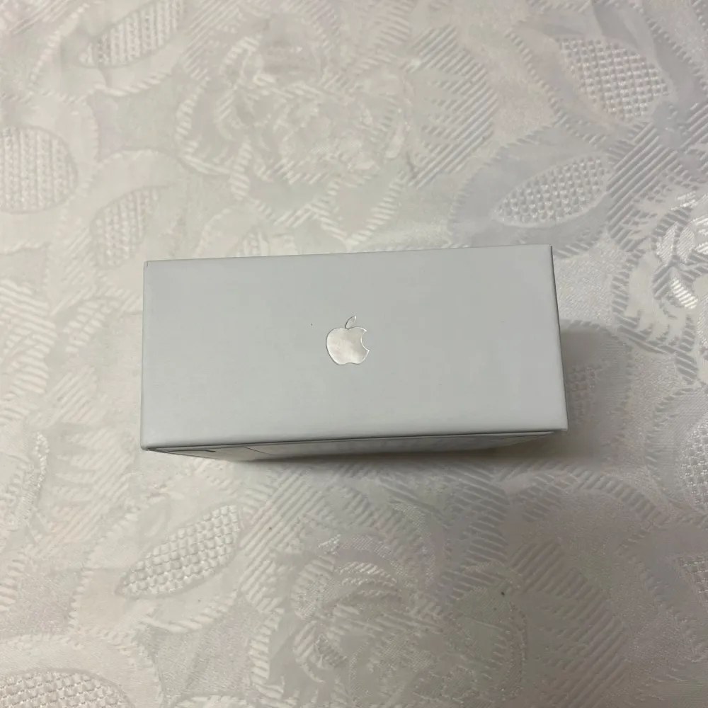 Dessa på bilden som är öppnade är mina airpods. Det är ”Oöppnad paket” som kommer att skickas till köparen. Leverans 🚚 Samma eller dagen efter köpet så skickar jag paketet.. Asusteet.