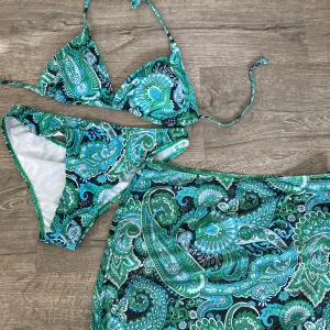 Bikiniset  - Snygg bikini med paisleymönster i gröna och blå nyanser. Bikini + strandkjol till från SHEIN! ALDRIG ANVÄND 💚💙