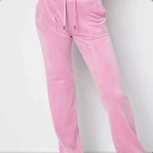 Rosa juicy byxor - Snygga juicy byxor med silver detalj knappt använda superfint skick.!!obs skicka pm för egna bilder!!