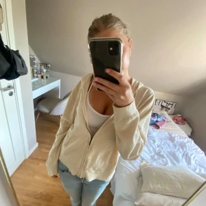 Beige hoodiejacka från Lexington - Beige hoodiejacka från Lexington med dragkedja framtill och huva med snörning. Använd fåtal gånger ment fortfarande i fint skick🩷passar XS-M fast det står att den är L