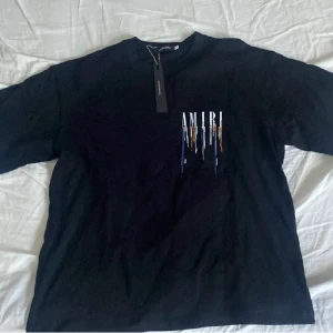 Amiri T-shirt - Helt ny svart Amiri T-shirt säljer den då den inte sitter som jag förväntade mig.