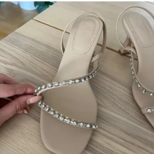 Klackskor från HM - Säljer dessa snygga beige klackskor med Diana på, från HM, perfekt till sommaren!!🥰🥰