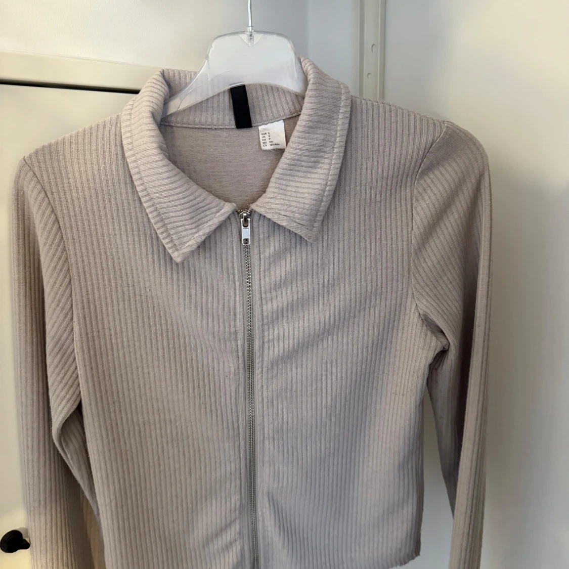 Beige ribbad kofta med dragkedja