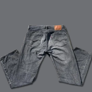 Levi’s jeans - Riktigt snygga svarta/grå Levis 501 jeans. Storlek 31/30. Skick 9/10. Hör av er vid minsta fundering🤩