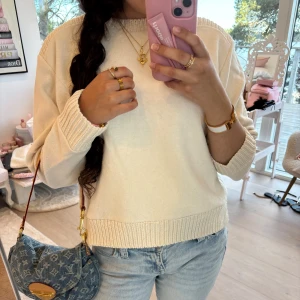 Beige stickad tröja - Säljer en super fin beige stickad tröja !! 💛💛 I storleken M från zara. Aldrig använd och är därför i nyskick! 💓💓